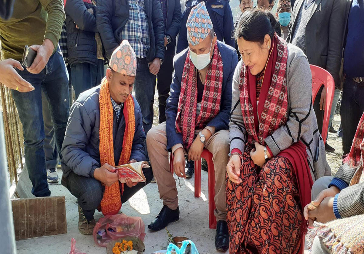 अनुगमन गर्न गएका मूख्यमन्त्री पाखरेल निर्माणाधिन पुलको शिलान्यास गरेर फर्किए 